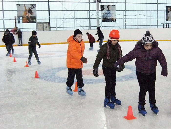 basischoolleerlingen op schaatsen